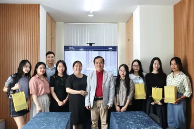 Doanh nhân Đỗ Hữu Chiến (JD Martin Do) - Tổng giám đốc Công ty CP King Attorney gặp gỡ và trao đổi với đội ngũ thực tập sinh