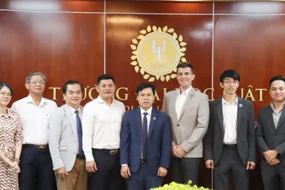 Doanh nhân Đỗ Hữu Chiến (JD. Martin Do) Founder/Chairman Công ty CP King Attorney tham gia tọa đàm tại ĐH Luật TP.HCM