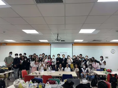  Doanh nhân  Đỗ Hữu Chiến đến tham dự và tặng quà cho các bạn sinh viên UEF 